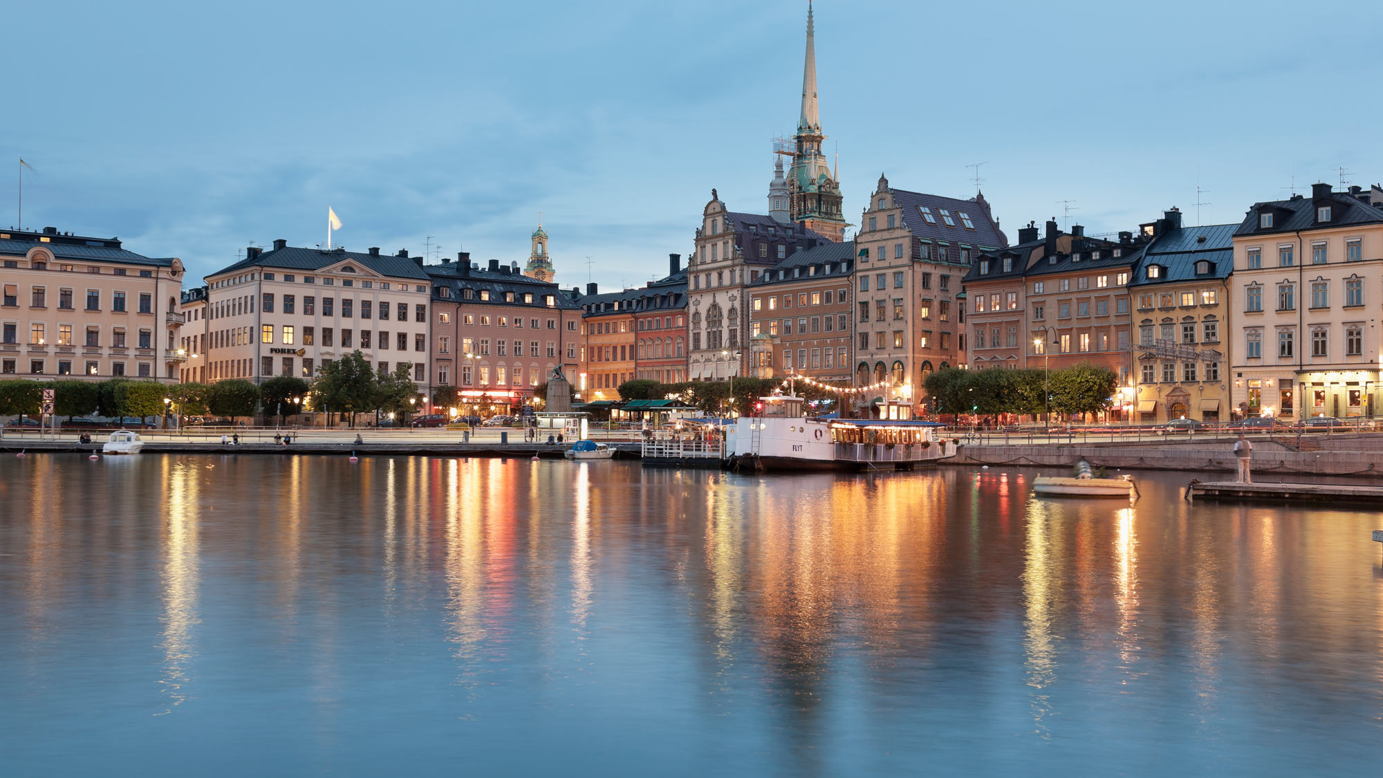 Gamla stan i kvällsljus